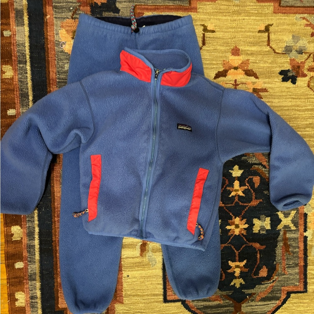 Kids vintage Patagonia fleece jacket and pants set in blue. Best to fit size 6-8